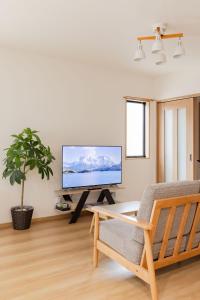 a living room with a tv and a couch at Fujiyama Stay101 in Fujinomiya
