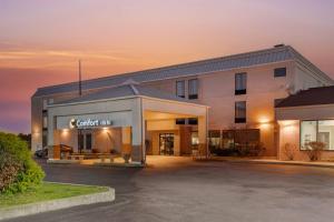 a building with a parking lot in front of it at Comfort Inn Ebensburg in Ebensburg