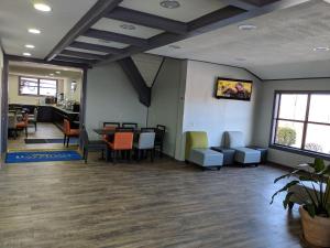a waiting room with a table and chairs at Baymont by Wyndham Cookeville in Cookeville