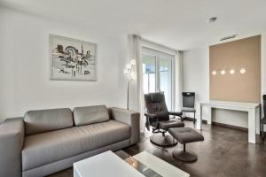 a living room with a couch and two chairs at Ferienwohnung Landblick im Markgräflerland mit kostenlosem Parkplatz in Bad Bellingen