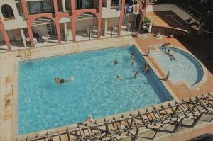 um grupo de pessoas a nadar numa piscina em Hotel Alhambra em Cap d'Agde