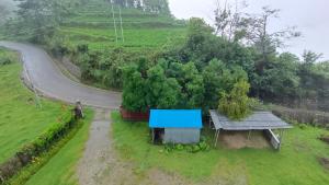 eine Luftaufnahme eines Hauses am Straßenrand in der Unterkunft Hotel Nigale in Dhankuta + 1 Foto