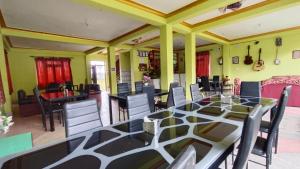 ein Esszimmer mit Tisch und Stühlen in der Unterkunft Hotel Nigale in Dhankuta