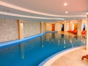 uma grande piscina num quarto de hotel em Mimino Apartment Deluxe First Line (A I) em Batumi