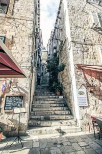 un callejón con escaleras en un edificio antiguo en Apartments St. Michel, en Dubrovnik