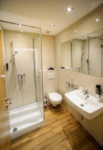 La salle de bains est pourvue d'une douche, de toilettes et d'un lavabo. dans l'établissement Gasthof Ambachhof, à Oetz