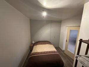 a small bedroom with a bed in the corner at Super appartement avec balcon in Rodez
