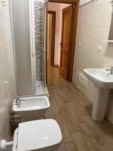 a bathroom with a toilet and a sink at Ale Mac in Carrao