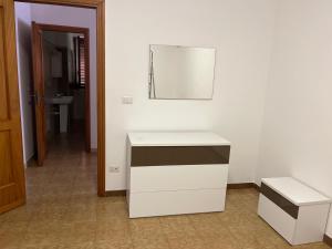 a bathroom with a white sink and a mirror at Ale Mac in Carrao
