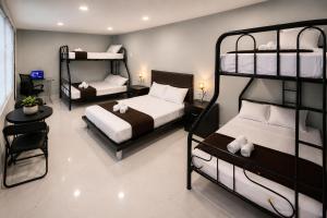 a bedroom with two bunk beds and a desk at Hotel Boutique Venecia Cdmx in Mexico City