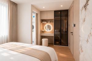a bedroom with a bed and a walk in closet at 1BR Solice Apartment Capri in Ban Thalat Choeng Thale