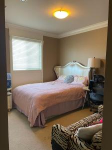 a bedroom with a large bed and a window at 温哥华列治文别墅民宿60 in Richmond