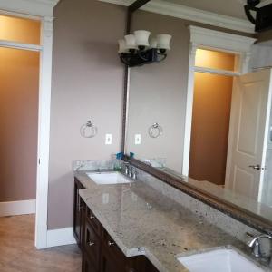 a bathroom with two sinks and a large mirror at 温哥华列治文别墅民宿60 in Richmond