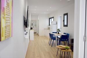 a kitchen and dining room with a table and chairs at Apartamento Menacho in Badajoz
