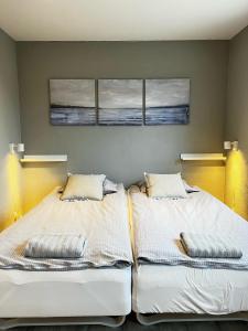 two beds sitting next to each other in a bedroom at Jerup Bed & Breakfast in Jerup