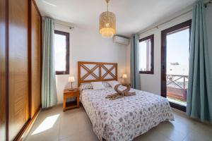 a bedroom with a bed and two windows at Villa Turquesa in Playa Blanca +35 photos