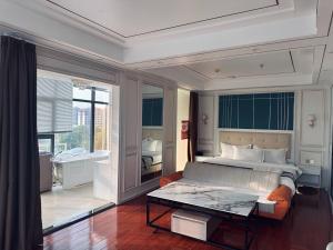 a large bedroom with a bed and a table at 伟信名人酒店 in Sihanoukville