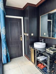 a bathroom with a sink and a mirror at 伟信名人酒店 in Sihanoukville