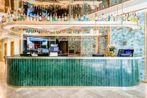 a bar with a pool in the middle of a room at Manxin Hotel Suzhou Jinfeng Road in Suzhou