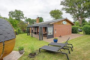 a small house with two benches in a yard at Ferienhaus Cajo in Dahmen