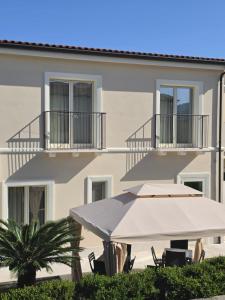 a building with a patio and an umbrella and a building at Villa Alberta Hotel in Pula