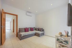 a living room with a couch and a television at Lanzarote Villa in Alvor