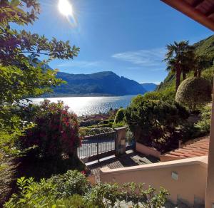 Blick auf einen See von einem Haus in der Unterkunft Villa Maria in Onno