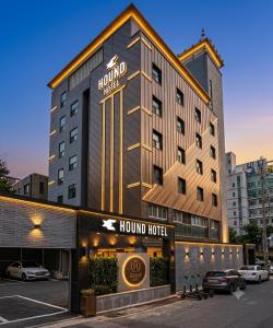 a hotel with a sign on the front of it at Hound Hotel Incheon Seogu in Incheon