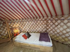 a bed inside of a yurt with a bed sidx sidx sidx at Yourte avec bain nordique in Quimper