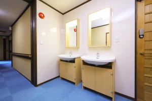 a bathroom with two sinks and a mirror at GATE80香住 無人宿 完全セルフ 予約メッセージ欄確認要す スマートロック 暗証番号チェックイン 素泊まり専門 アメニティ持参で格安滞在 セコム24h監視 駐車場10台 in Kami +22 photos