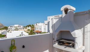 a pizza oven on the side of a white building at Casa Dracaena in San José