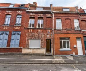 an old red brick building with a door at Maison Cuvier - Spacieuse Maison Idéale Groupes & Pros in Roubaix