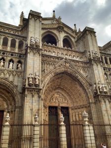 a large cathedral with a fence in front of it at Apartamento Pozo Amargo in Toledo