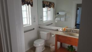A bathroom at Malibu Country Inn