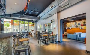 a restaurant with tables and chairs and a bar at Ibis Clermont-Ferrand Centre Stade in Clermont-Ferrand