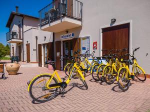 a row of yellow bikes parked in front of a building at Residence Eden in Peschiera del Garda