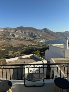 a balcony with chairs and a view of a mountain at Ontas in Tholária