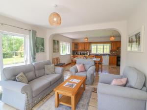 a living room with two couches and a table at The Skating Rock in Banane Bridge