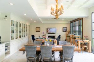 a dining room with a table and chairs at Rimwiang in Chiang Mai