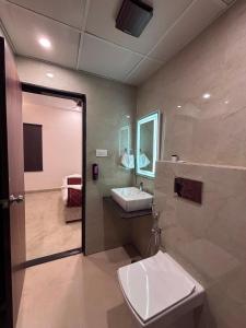a bathroom with a toilet and a sink at Raghuwar Palace in Ayodhya