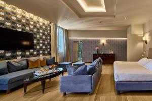 a living room with a couch and a bed at Hotel Accademia in Verona