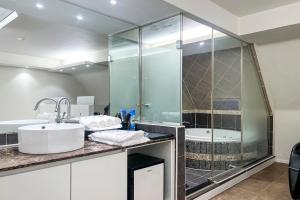 a bathroom with a sink and a shower at 부평 호텔 루와 in Pup'yŏng-yŏk +49 photos