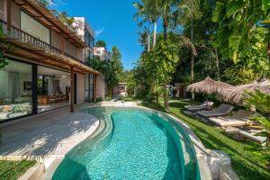 an infinity pool in the backyard of a villa at Sealuna Villas in Tanah Lot