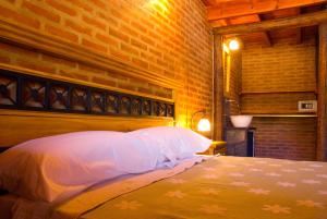 Una cama o camas en una habitación de Lauquen Pilmaiquen y spa