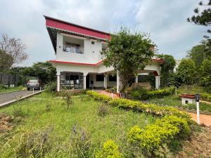 a house with a garden in front of it at Jonaki Shantiniketan in Shānti Niketan