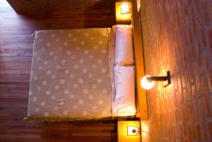Una cama o camas en una habitación de Lauquen Pilmaiquen y spa