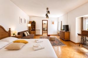 a bedroom with a bed and a living room at Casa Outeiro 99 in Paredes de Coura