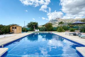 a swimming pool with a mountain in the background at La Luna in Jijona