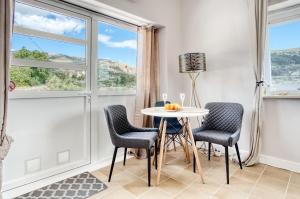 a dining room with a table and chairs and a window at La Luna in Jijona