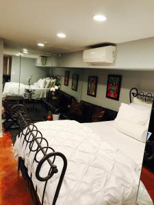 een slaapkamer met twee bedden en een woonkamer bij Studio H St Corridor in Washington +38 foto's